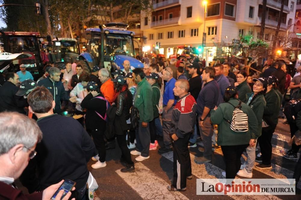 La noche de protesta de los agricultores se pasa con migas