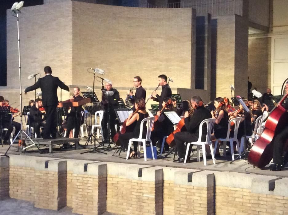 Actuación de l'Orquestra Simfònica de la SMI Santa Cecilia de Cullera.