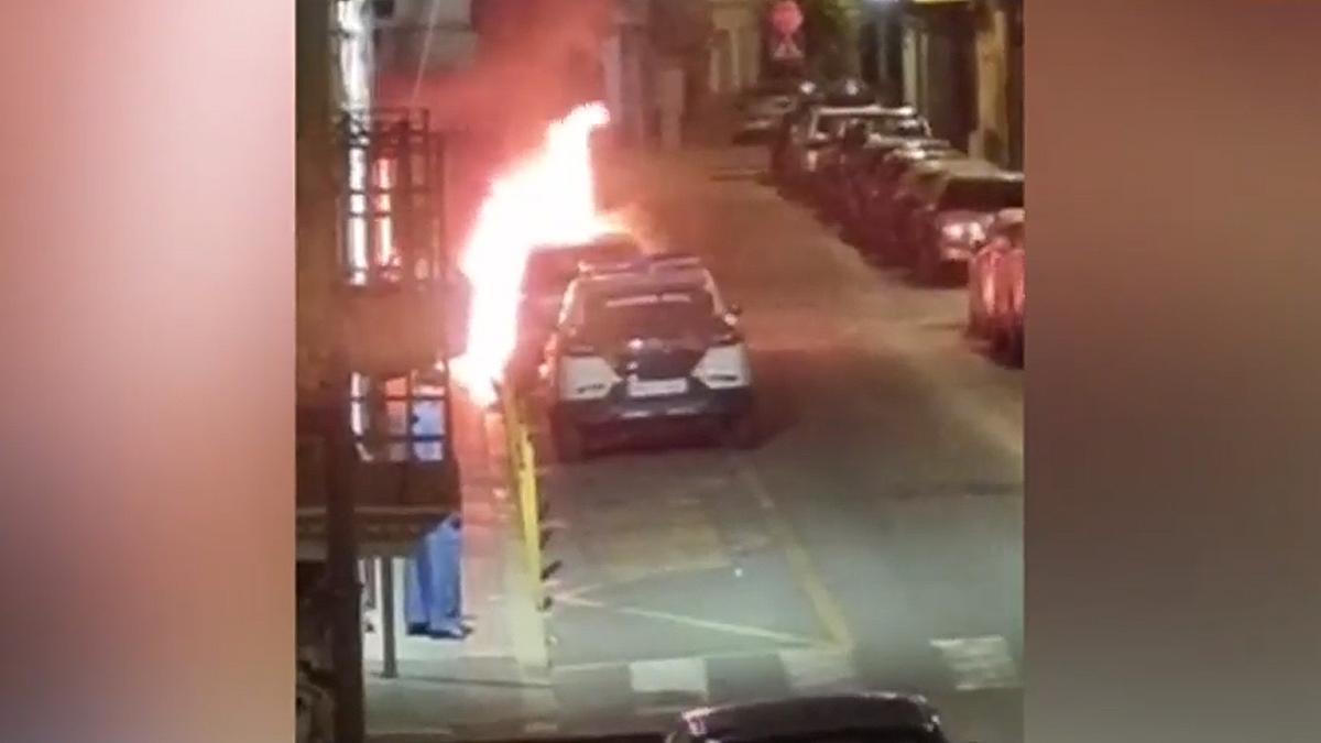 Queman un coche de la Guardia Civil a las puertas en un cuartel de Castellón