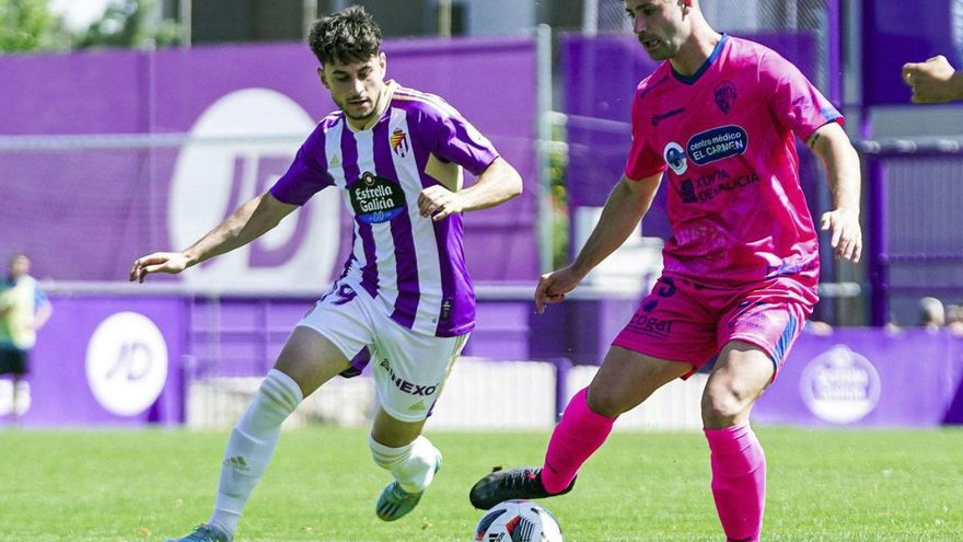 El filial del Real Valladolid y los pontinos se cruzaron en el anexo del José Zorrilla. | // OURENSE CF