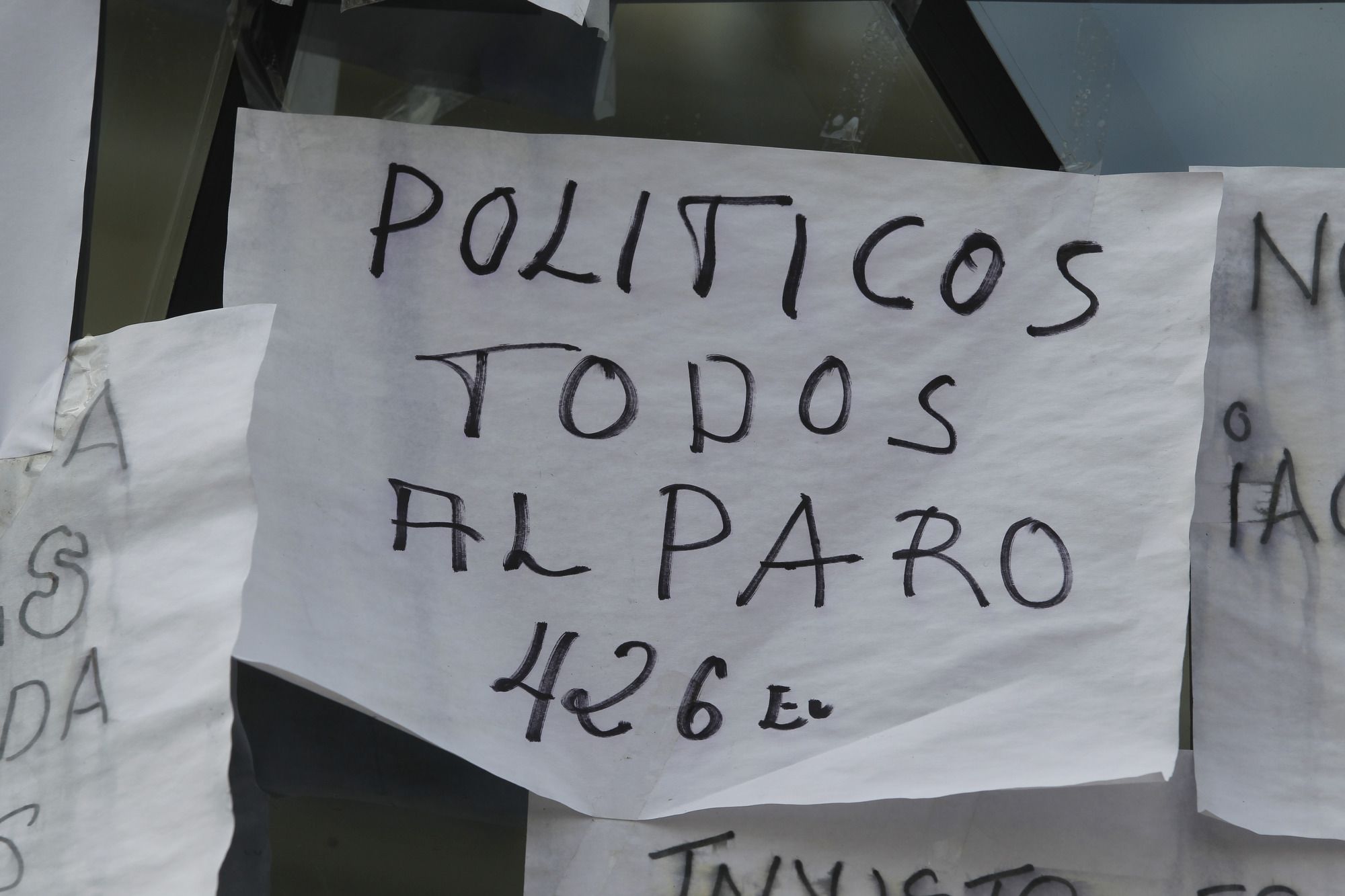 Carteles de los 'indignados' del 15-M en la Puerta del Sol, en una imagen de archivo de mayo de 2011.