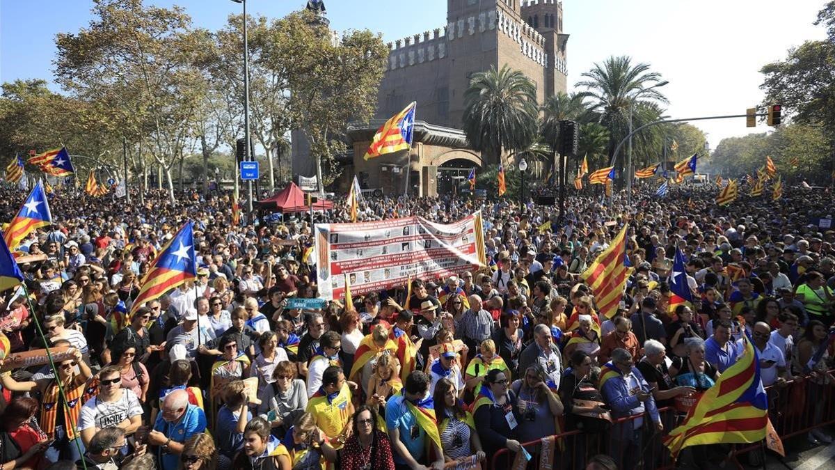 Manifestantes independentistas rodean la Ciutadella, cerca del Parlament, en octubre del 2017.