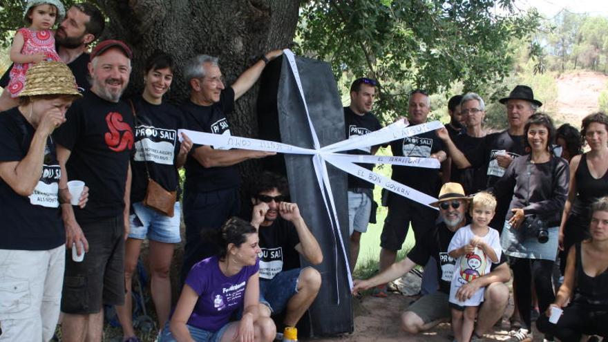 Prou Sal escenifica un funeral per la continuïtat dels abocaments al Cogulló