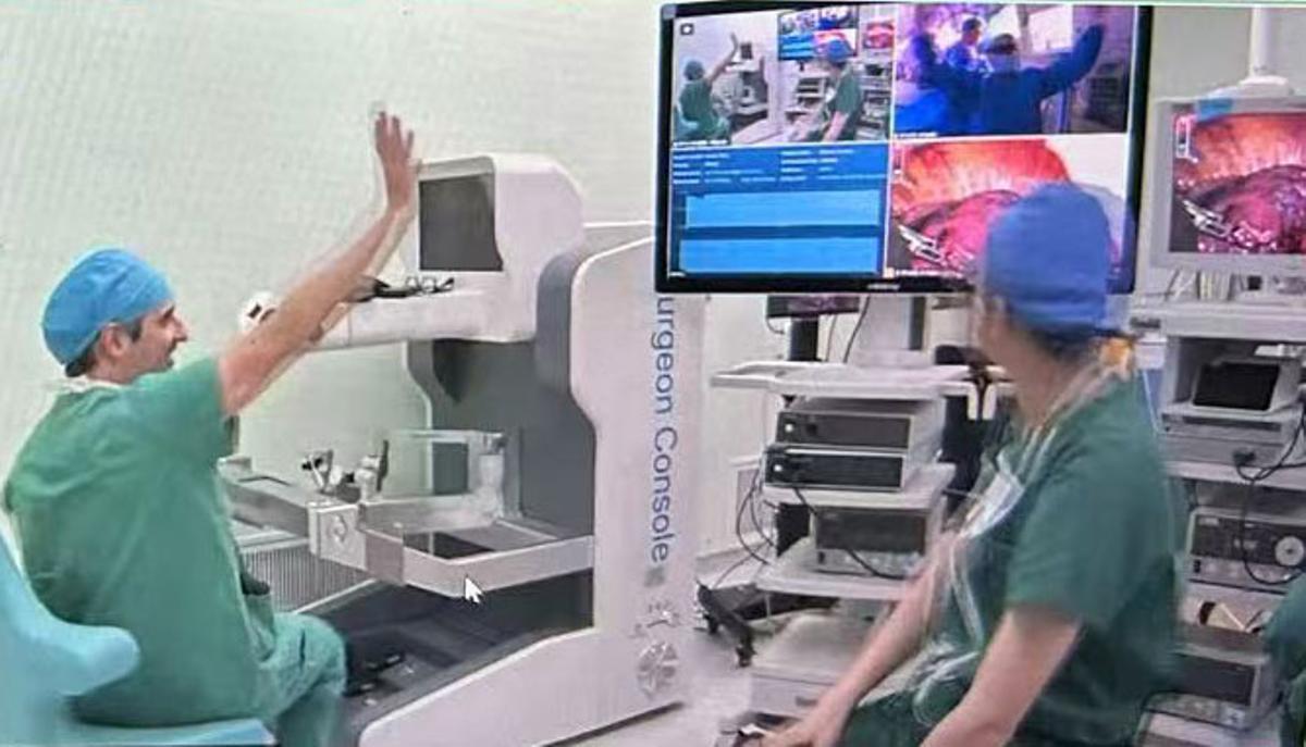 El doctor coruñés saluda al equipo en Rumanía.