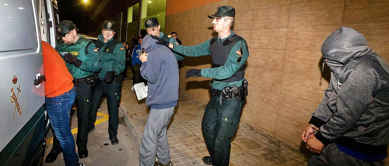 Tres de los acusados suben al furgón de la Guardia Civil, el día en que se decretó su ingreso en prisión.