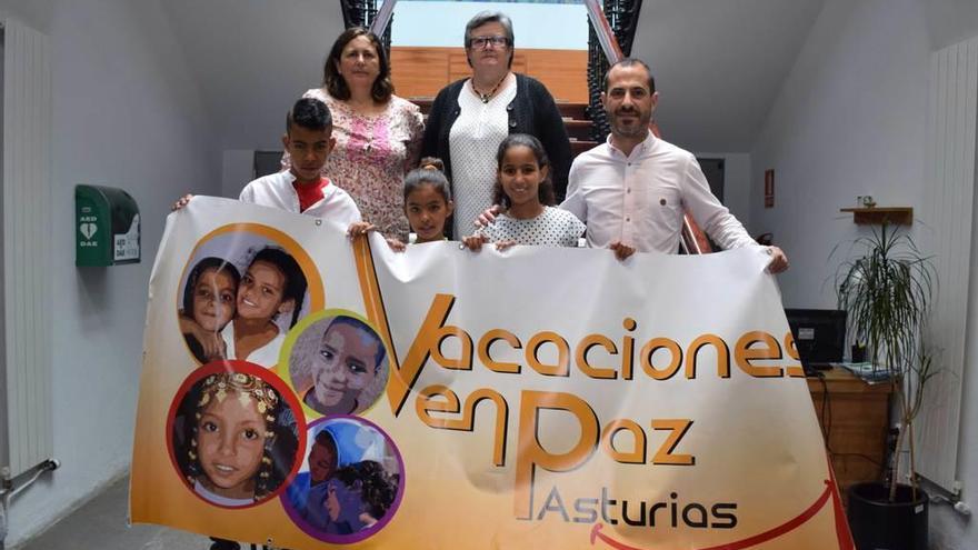 Natividad Álvarez, Belén Cueva y Ángel García, con los niños Naim, Jadi y Emneita.