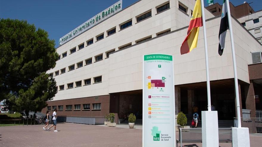 Hospital Universitario de Badajoz, donde el motorista herido permanece ingresado.
