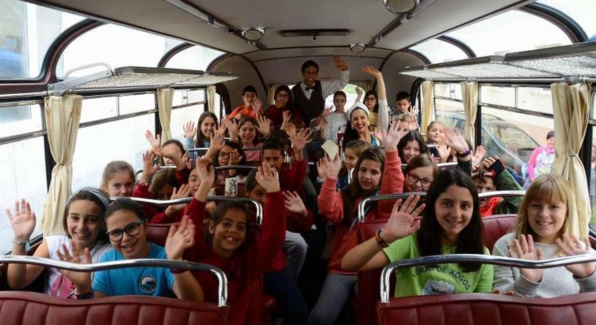 O alumnado e os presentadores, onte, a bordo do autocar de "Anacos de vida". // Gonzalo Núñez