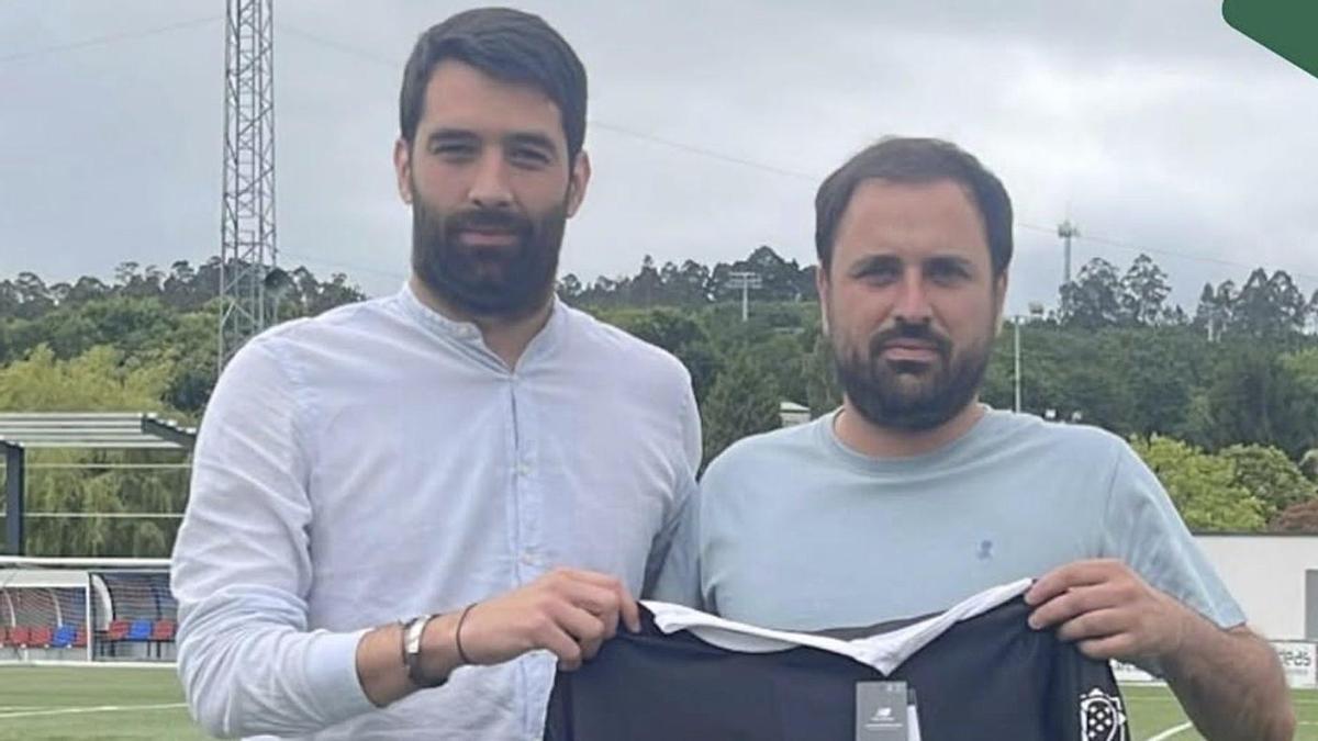El portavoz del PSOE, Luis López Bueno, junto al entrenador del Sporting Estrada, Toño Coto. | SP. ESTRADA