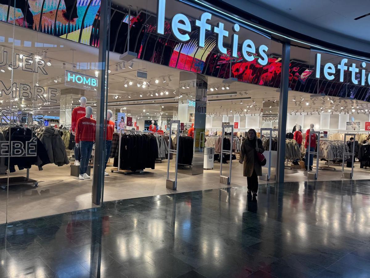 La tienda de lefties, en el centro comercial Salera, antes de su cierre temporal.