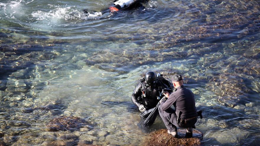 Submarinistes traient del mar els ossos, el novembre del 2015.