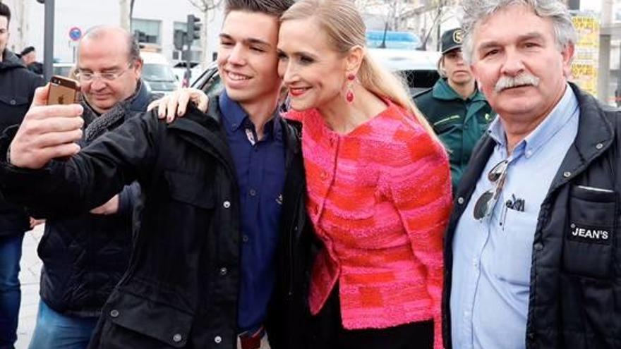 Cristina Cifuentes, fent-se una foto amb un company de partit.