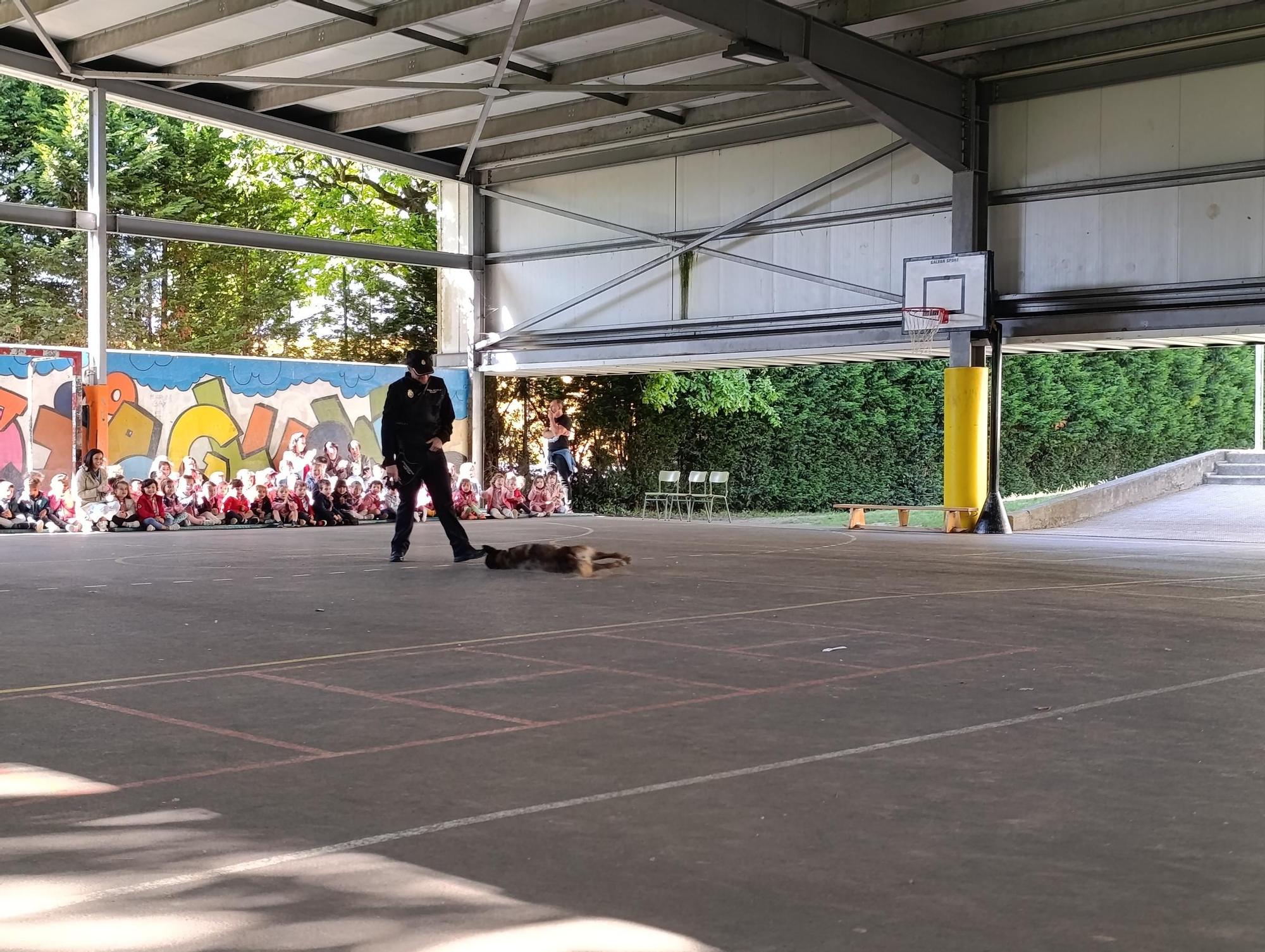 Así fue la exhibición de la Policía Nacional en el colegio La Fresneda, en Siero