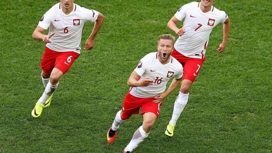 Blaszczykowski corre para festejar el gol marcado ayer. // Efe