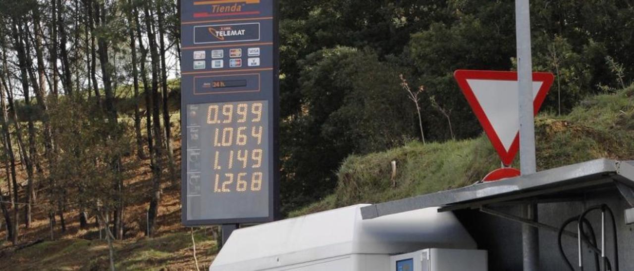 Una gasolinera viguesa, ayer, con el gasóleo por debajo del euro. // Lores