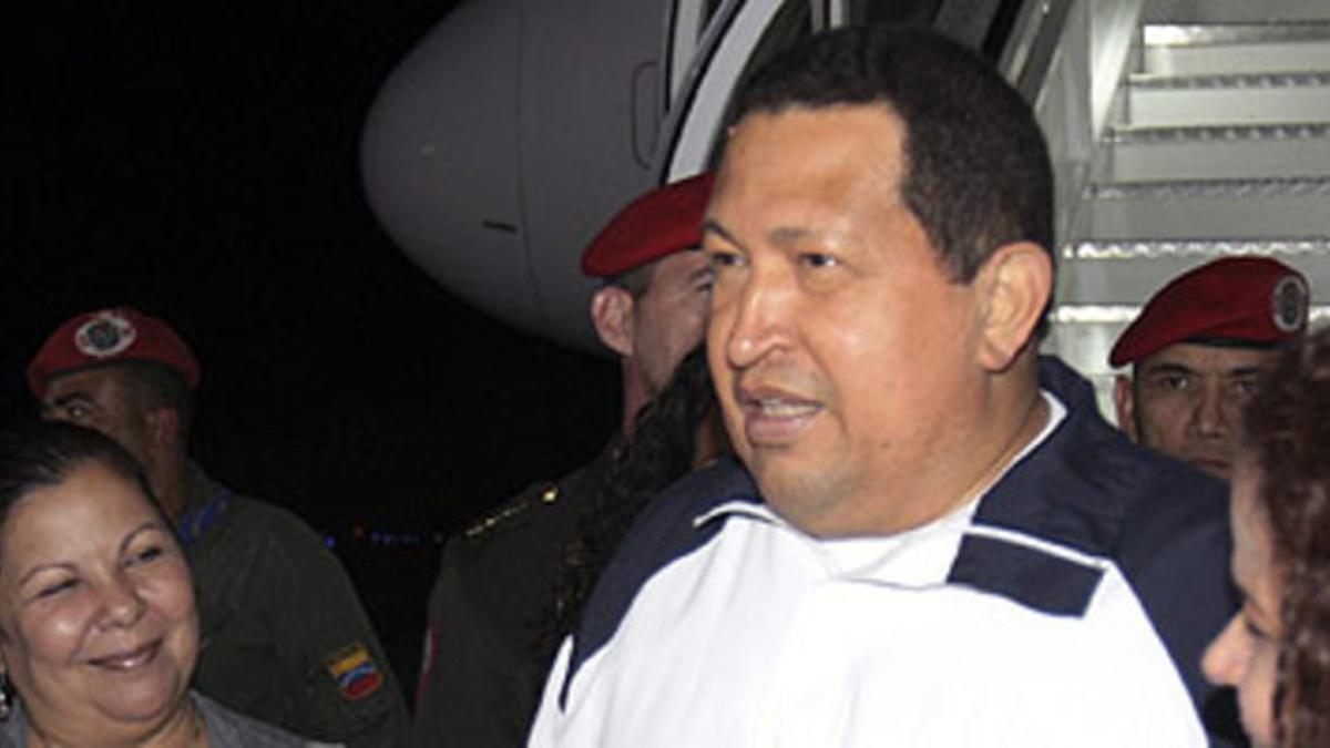 El presidente de Venezuela, Hugo Chavez, en su llegada de Cuba al aeropuerto Simon Bolivar, en Caracas, hoy