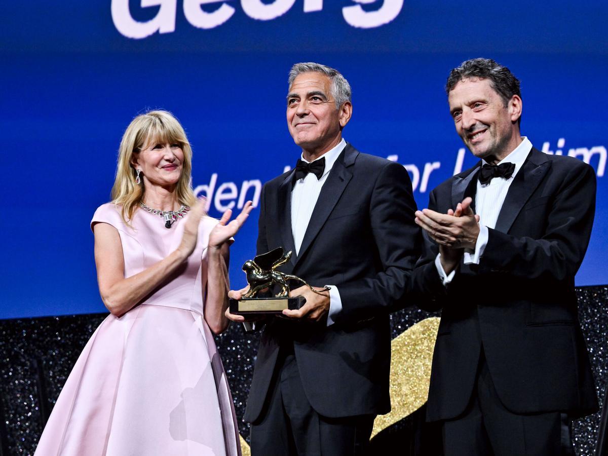 George Clooney recibe el León de Oro a toda su carrera durante la ceremonia de inauguración del 83.º Festival Internacional de Cine de Venecia.