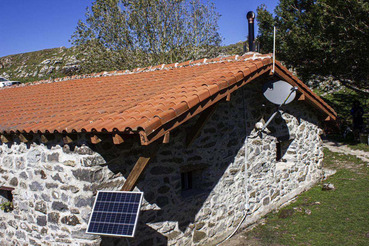 Una instalación de internet por satélite de Hispasat en la sierra navarra de Aralar. 