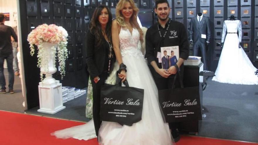 Tres trabajadores de una firma de bodas, ayer, en IFEPA.