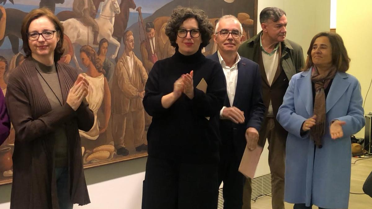 María López-Fanjul, en el centro, durante la inauguración de la muestra de juguetes clásicos en el Museo de Bellas Artes.