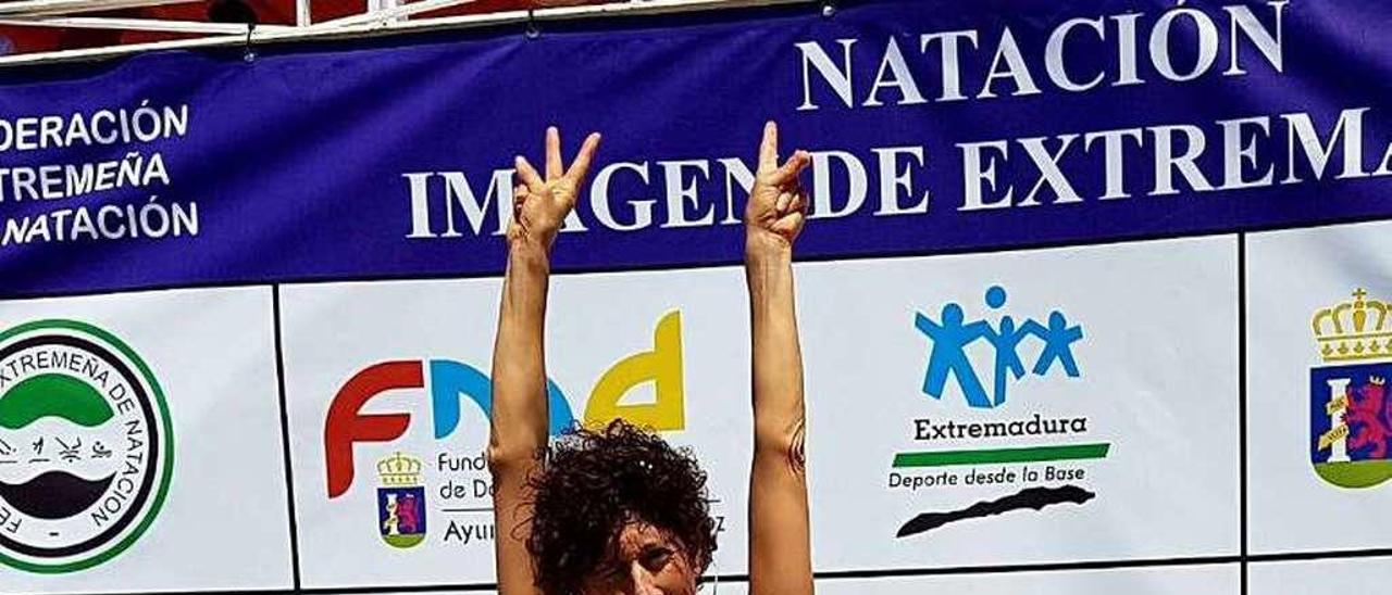 Ana Balado posa en el podio de Badajoz con sus cuatro medallas.