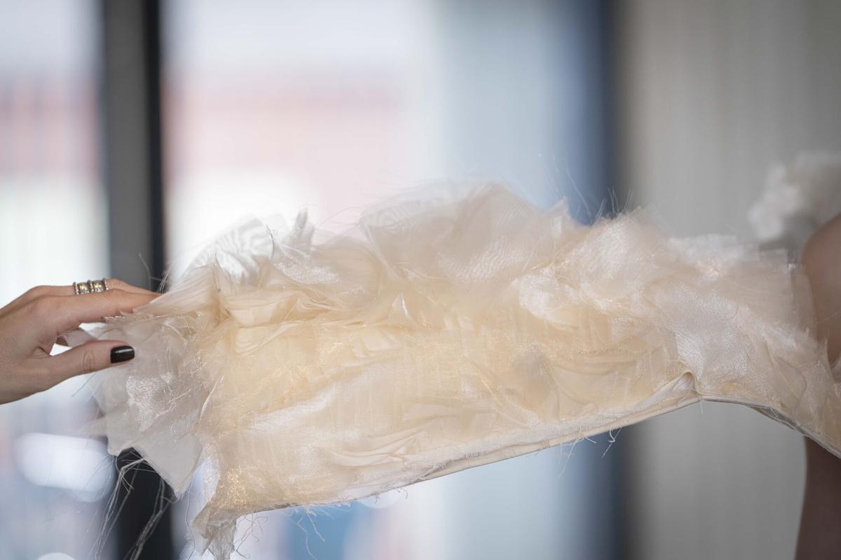 Un detalle en organza de uno de los 'looks' de una estudiante de LCI Barcelona, para el desfile de la Bridal Night.