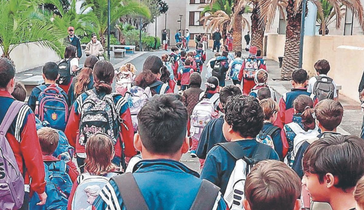 Alumnos canarios a la puerta de un colegio.