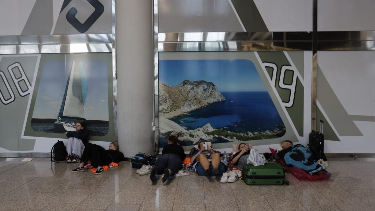 Archivfoto: Campende Urlauber im Flughafen.