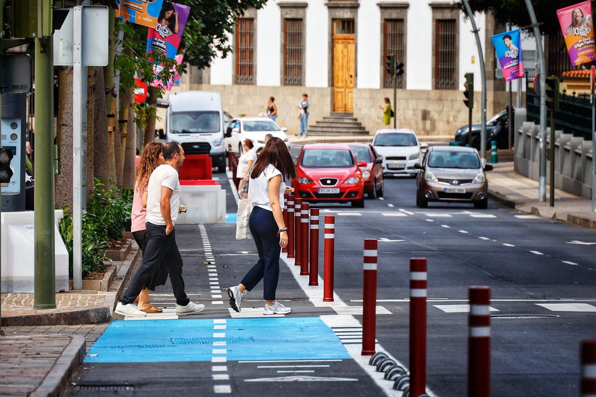 Pivotes en el carril bici de Santa Cruz de Tenerife para evitar que los coches aparquen