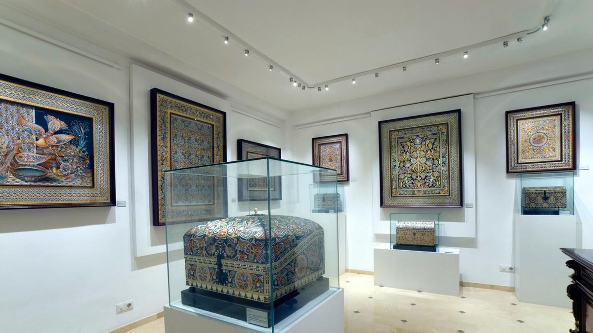 Piezas expuestas en una de las salas de la Casa Museo Guadamecí Omeya de Córdoba.