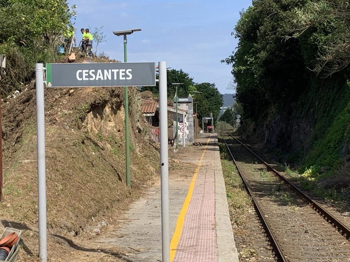 El apeadero de Cesantes, donde se suprimirá el paso a nivel para peatones.
