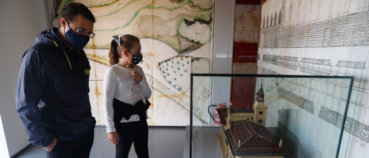 Visitantes en el Museo de la Historia urbana de Avilés.