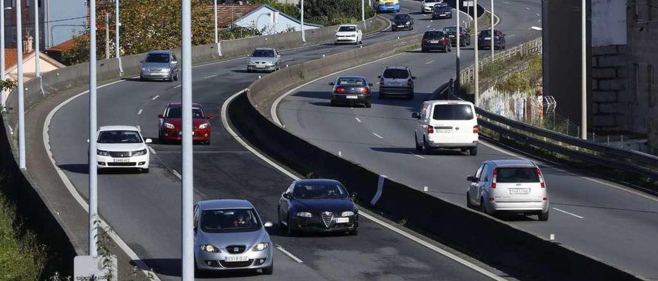 Coches circulando por el acceso de la autopista AP-9 a su paso por Teis. // R. Grobas