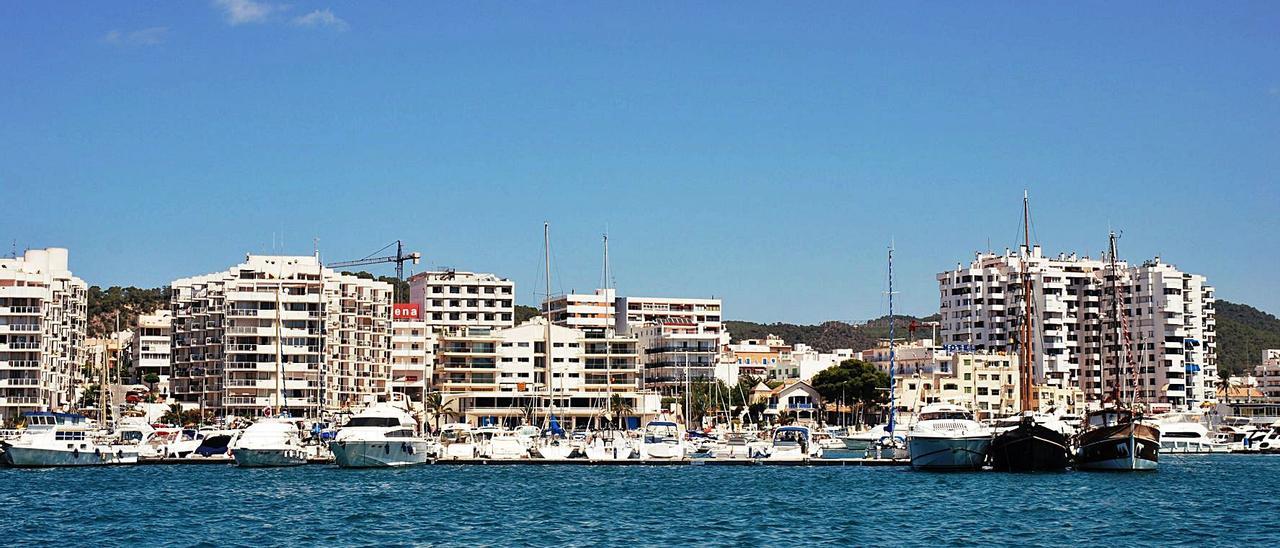 ‘Skyline’ del centro de Sant Antoni, a la derecha,el Tanit y, aferrado a el, el edificio Portus Magnus.