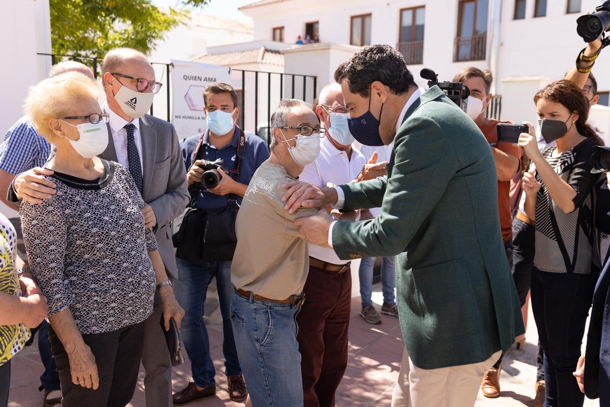 Juanma Moreno, saludando a los vecinos de Yunquera.