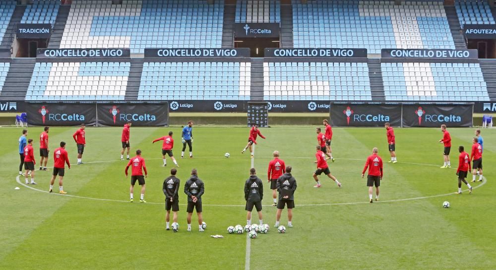 Juan Carlos Unzué dirigió el último entrenamiento antes del duelo contra los vitorianos en Balaídos.