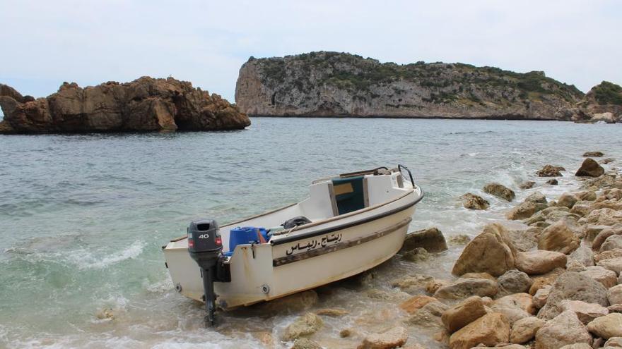 Llega una patera a la cala de Ambolo de Xàbia