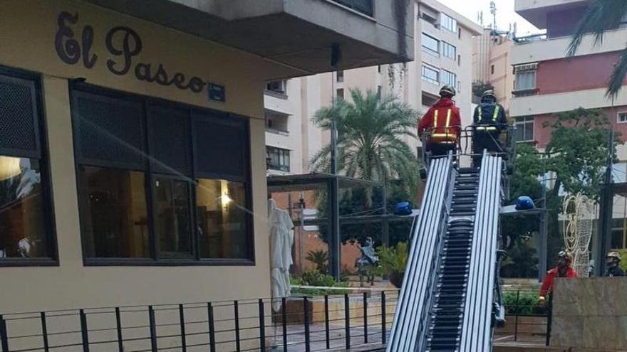 Actuación de lo bomberos de Marbella en un edificio