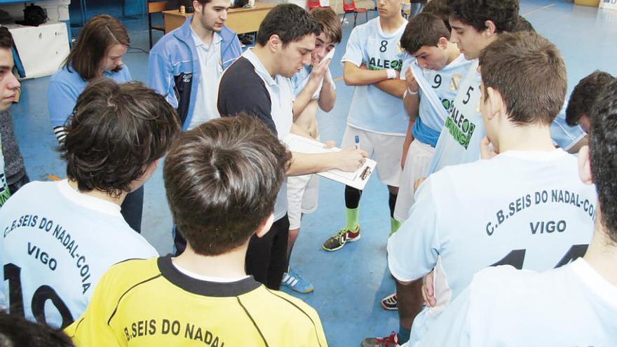 Paloto da instrucciones al equipo filial del Seis do Nadal.