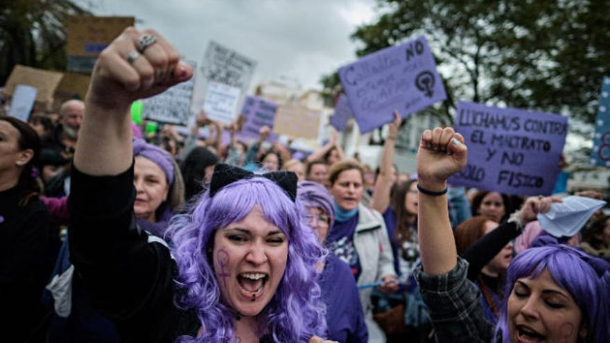 Manifestación feminista contra la violencia de género y por la igualdad en las calles de Santa Cruz.