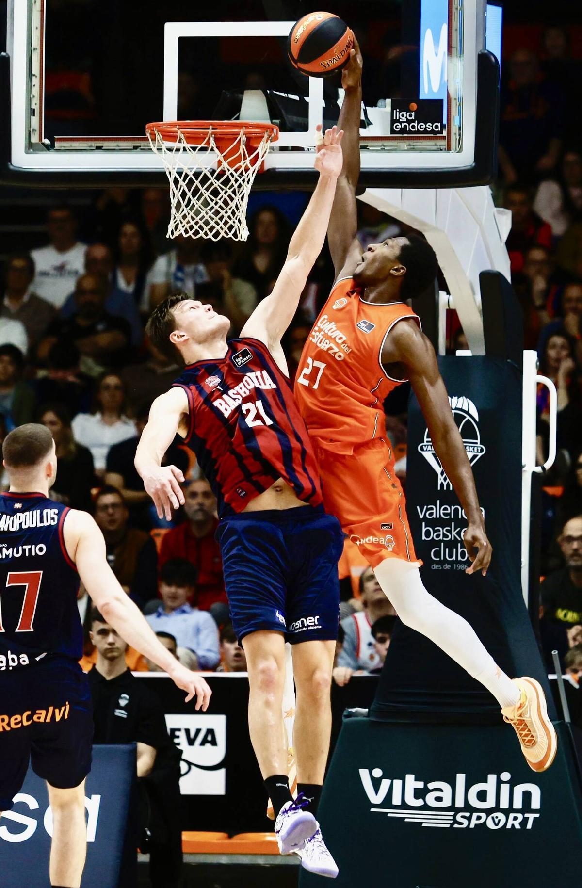 El último fichaje, Alpha Kaba, en un espectacular mate en su debut de taronja ante el Baskonia