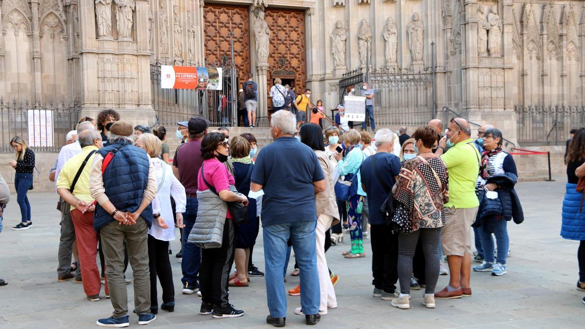 Un grup de turistes a les portes de la Catedral de Barcelona