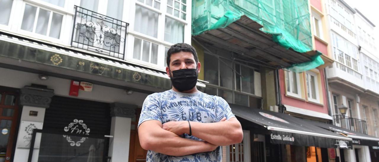 El hostelero Jacobo Montero, en la Barrera, con el edificio ocupado a sus espaldas.   | // VÍCTOR ECHAVE