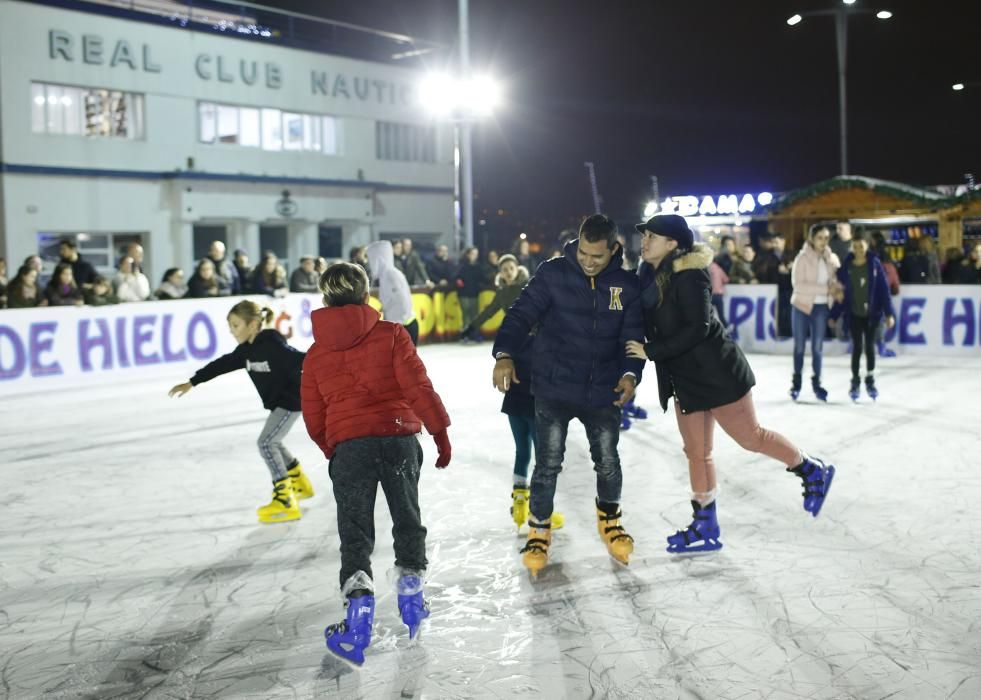 La ciudad inaugura la pista de patinaje al aire libre frente a las instalaciones del Real Club Náutico.