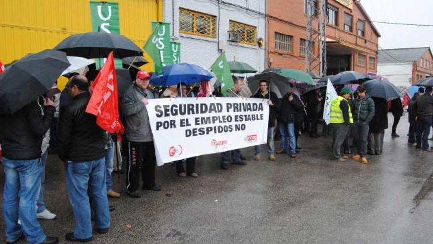 Manifestación de trabajadores de seguridad privada en el polígono industrial de Granda, en Siero.