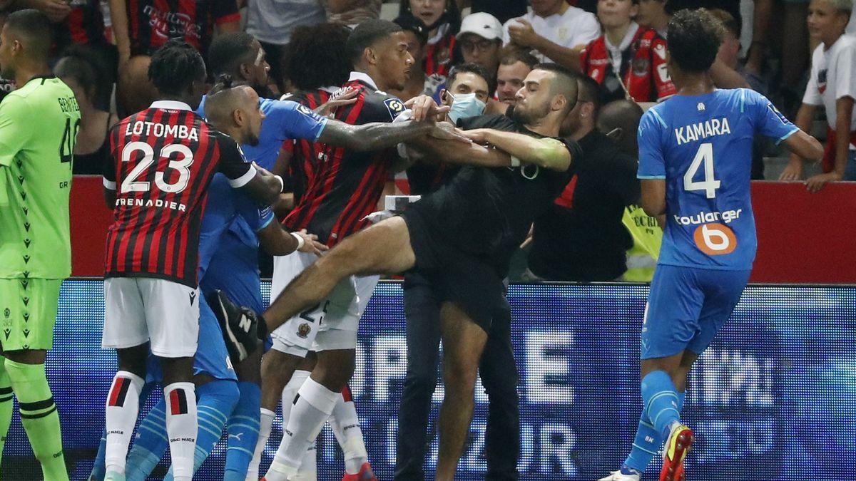 Ultras del Niza bajan al campo a agredir a los jugadores del Marsella.