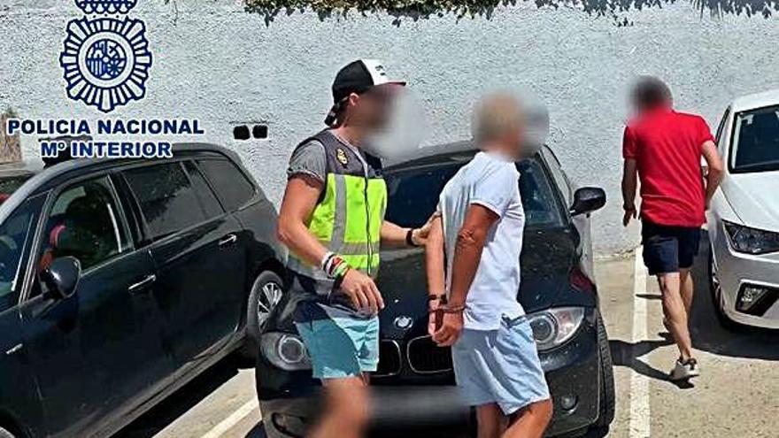 Imagen policial del detenido trasladado por dos agentes en Calp y de la foto incluida en la lista de fugitivos más buscados de Bélgica.