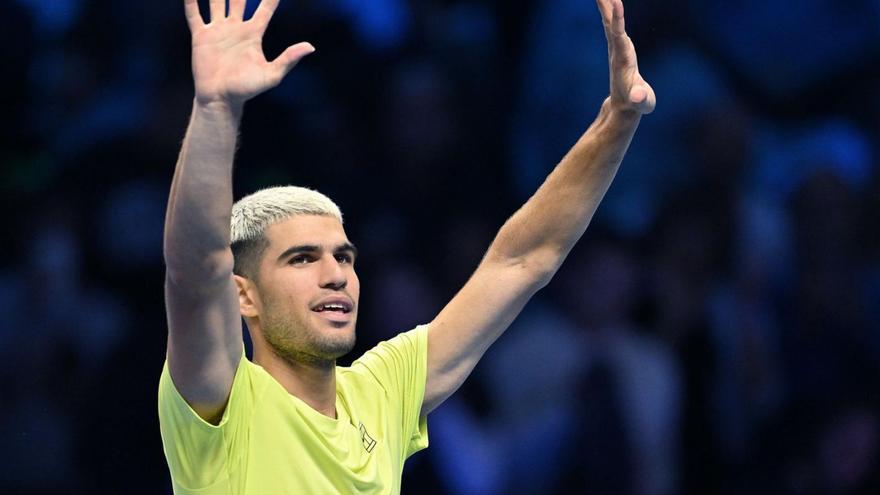 Alcaraz saluda al público tras conseguir la victoria. |  Efe