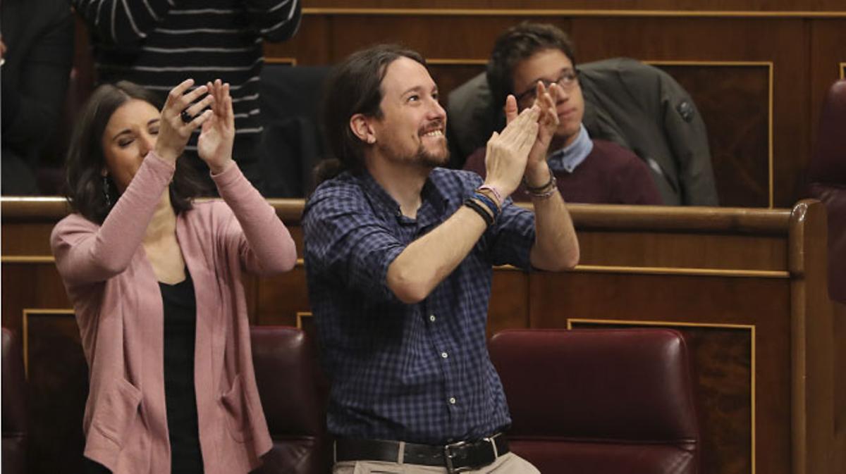 Pablo Iglesioas aplaudeix, amb sorna, la bancada del PP.