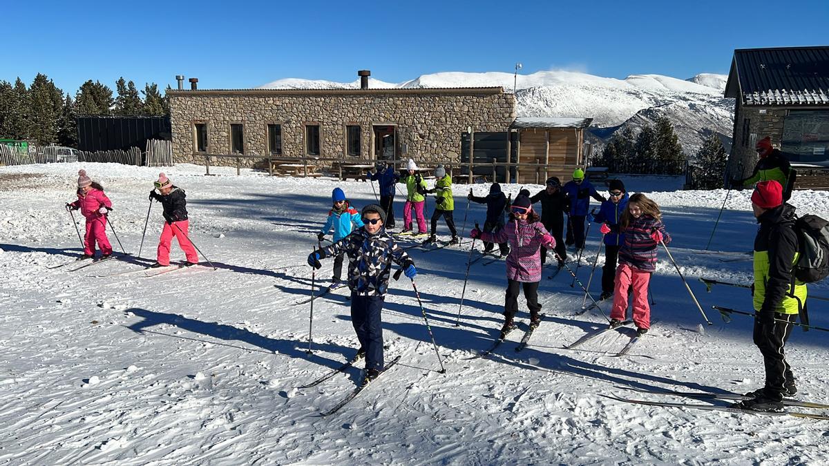 Un grup d'escolars aprenent esquí de fons a la base de l'estació de Tuixent-la Vansa (Alt Urgell)